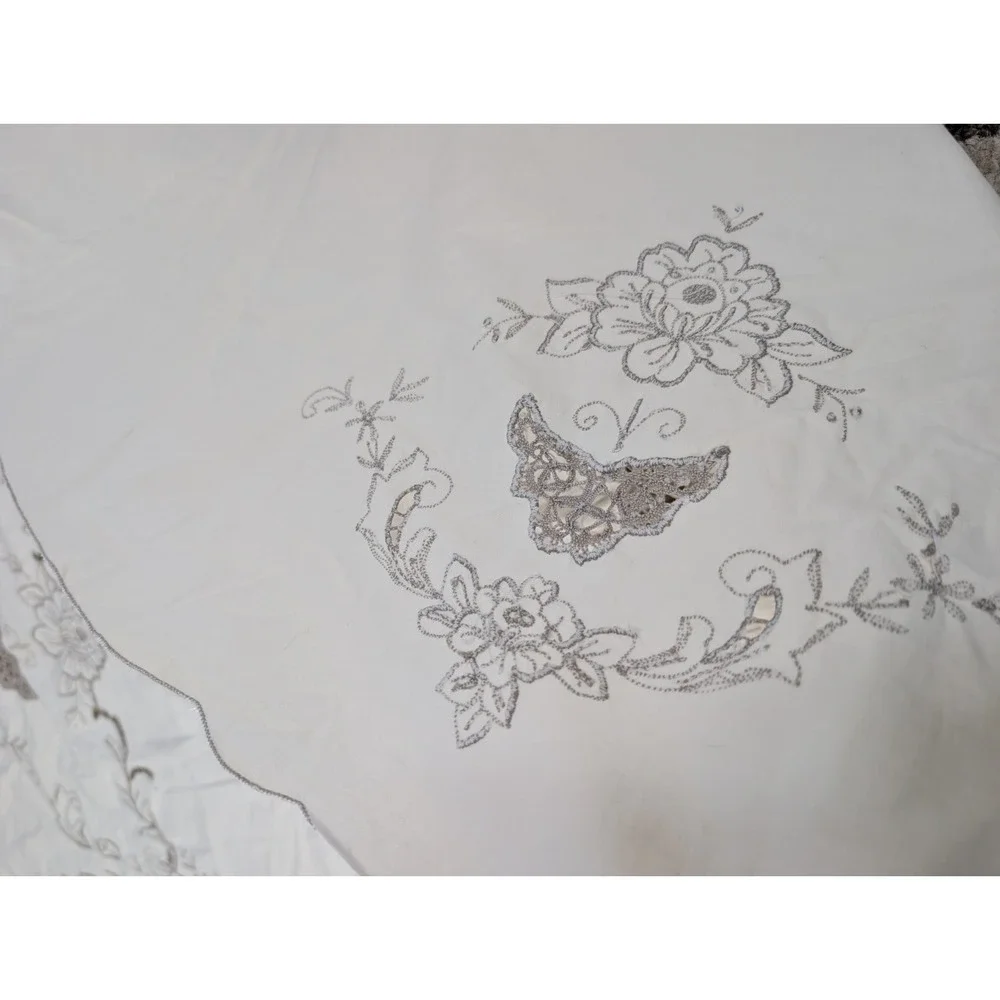 Vintage‎ Embroidered Scalloped Edge Cotton Ivory Tablecloth Oval 65